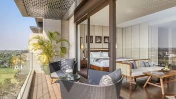 Suite, pemandangan kebun | Minibar, brankas, meja kerja, dan tirai kedap cahaya