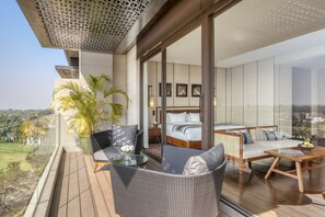 Suite, vistes al jardí | Minibar, caixa forta a l'habitació, escriptori i cortines opaques 