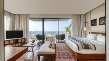 Garden Suite | Minibar, in-room safe, desk, blackout drapes