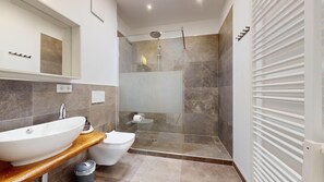 Premium Apartment, Private Bathroom, City View | Bathroom | Toilet paper - Apartment Senftenberg - 1907 (Senftenberg)
