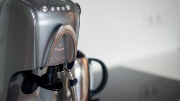 Una máquina de café con un panel de control y una jarra.