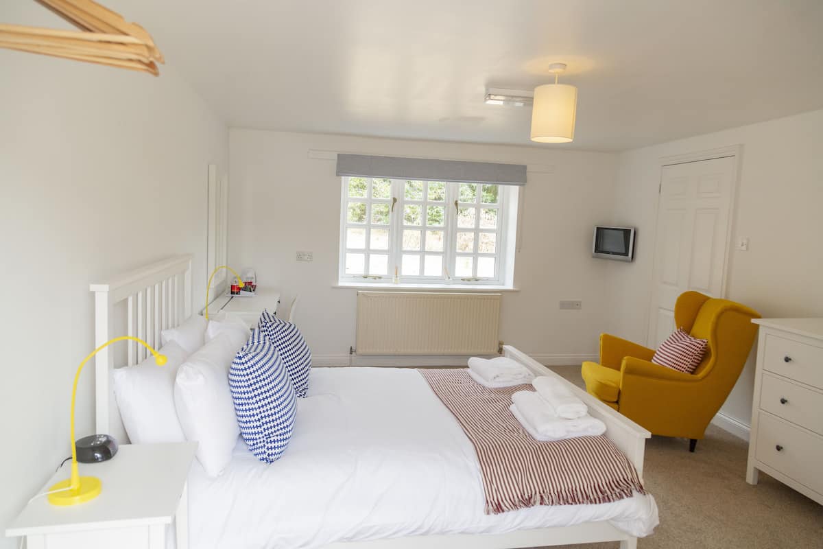 Habitación doble | Tabla de planchar con plancha, cunas, wifi gratis y ropa de cama