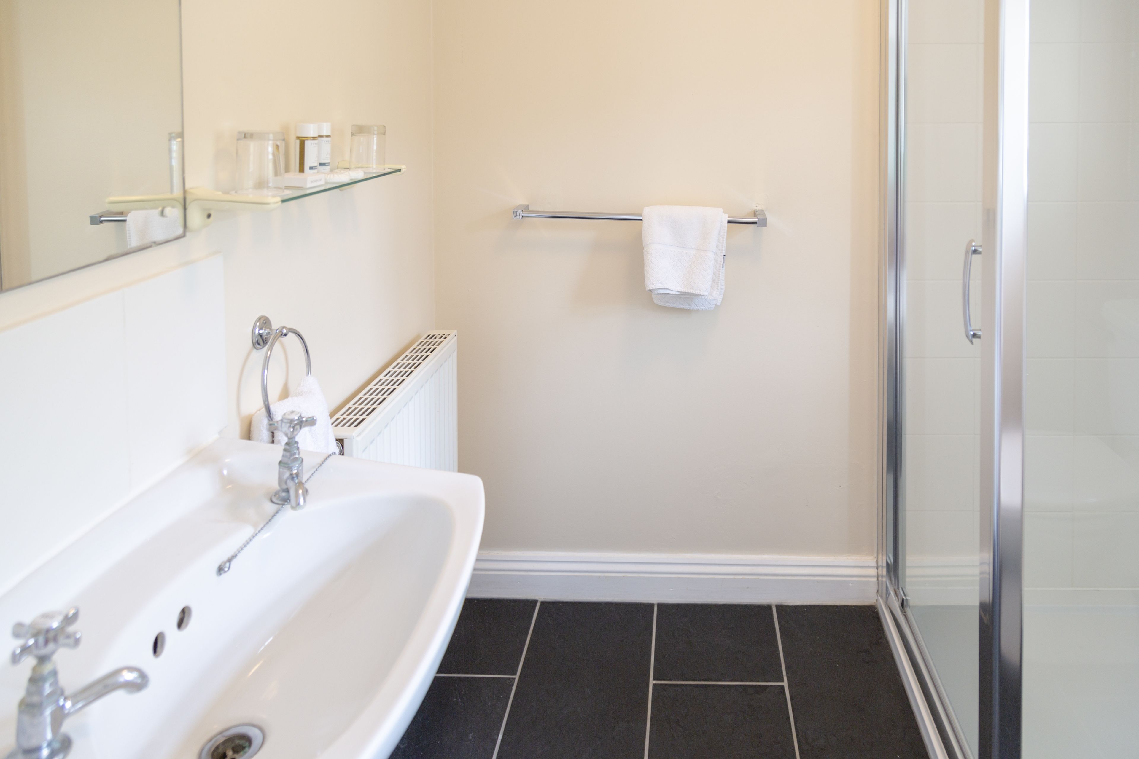 Kamar Quadruple | Kamar mandi | Shower, perlengkapan mandi gratis,  dan handuk
