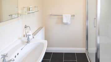 Kamar Quadruple | Kamar mandi | Shower, perlengkapan mandi gratis, dan handuk