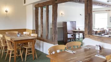 Bao gồm bữa sáng đầy đủ hàng ngày