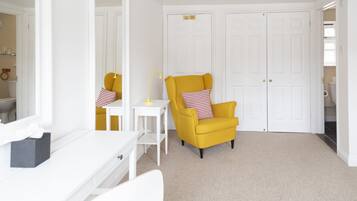 Phòng 4 | Bàn ủi/dụng cụ ủi quần áo, nôi/giường cho trẻ sơ sinh (phụ phí)