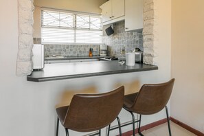 Executive-studiosuite | Privat tekøkken | Køleskab, mikrobølgeovn, ovn, kogeplade