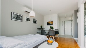 Een moderne hotelkamer met een bed, een zithoek en uitzicht op de stad.