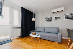 Appartamento Comfort, 1 camera da letto, balcone | Area soggiorno | TV a schermo piatto