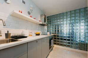 舒适公寓, 1 间卧室, 阳台 | 私人厨房 | 冰箱、微波炉、烤箱、炉灶