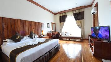 Executive Suite | 2 bedrooms, minibar, free WiFi