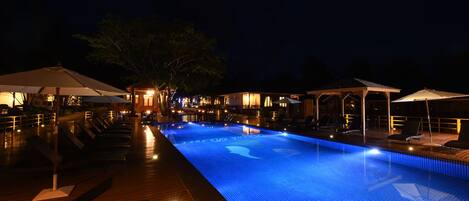 Una piscina al aire libre