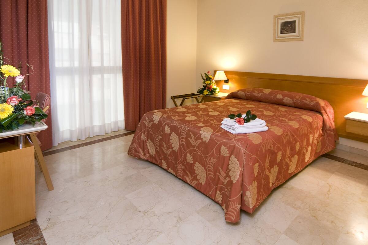 Escritorio, tabla de planchar con plancha y cunas gratuitas