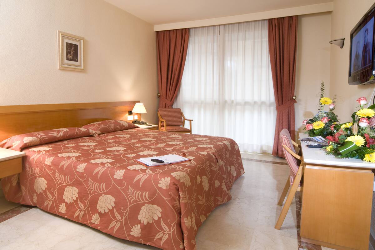 Escritorio, tabla de planchar con plancha y cunas gratuitas