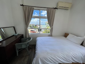Down duvets, individually decorated, individually furnished, desk
