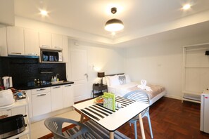 3-Bedroom Suite | Cuisine privée | Réfrigérateur, surface de cuisson, cafetière-théière