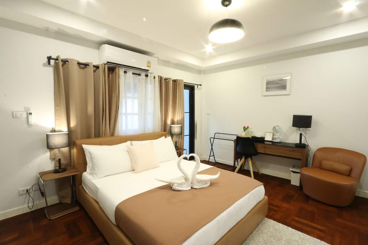 Ropa de cama de alta calidad, minibar y cortinas blackout