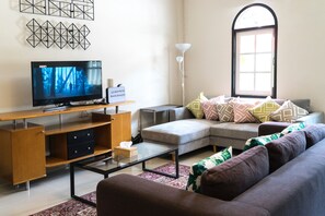 5-Bedroom Suite | Salle de séjour | Téléviseur à écran plat