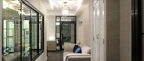 Coin salon dans le hall