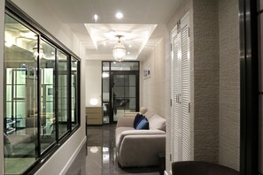 Lobby sitting area - Neveu Premier Residence (Bangkok)