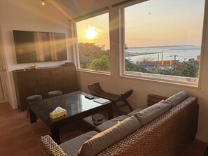 一棟貸し | リビング エリア | 薄型テレビ