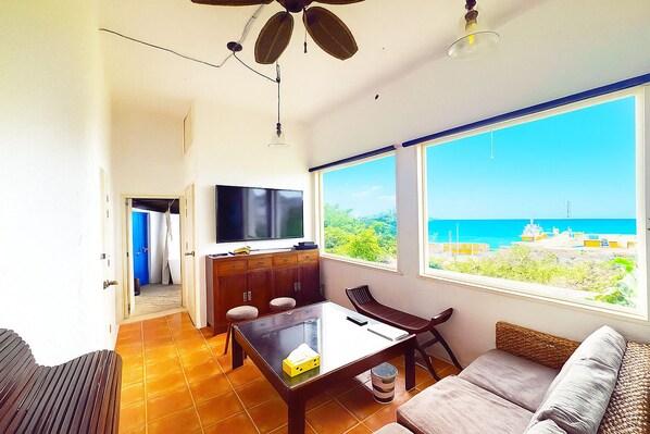 Casa de campo de diseñador (Private Vacation Home) | Área de sala de estar | Televisión de pantalla plana 