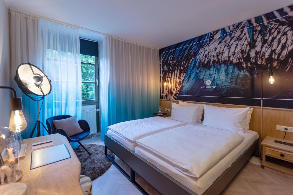 Escrivaninha, cortinas blackout, quartos à prova de som