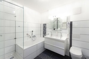 Hair dryer, towels - Arthotel Ana Aura (Aystetten)