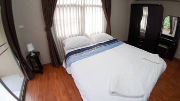 Blackout curtains, free WiFi