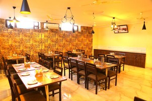 每日供应欧陆式早餐（每人 INR 250）