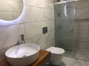 Ducha, artículos de tocador gratuitos, secador de pelo, toallas