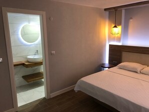 Standard-Doppelzimmer | Wohnbereich | LED-Fernseher