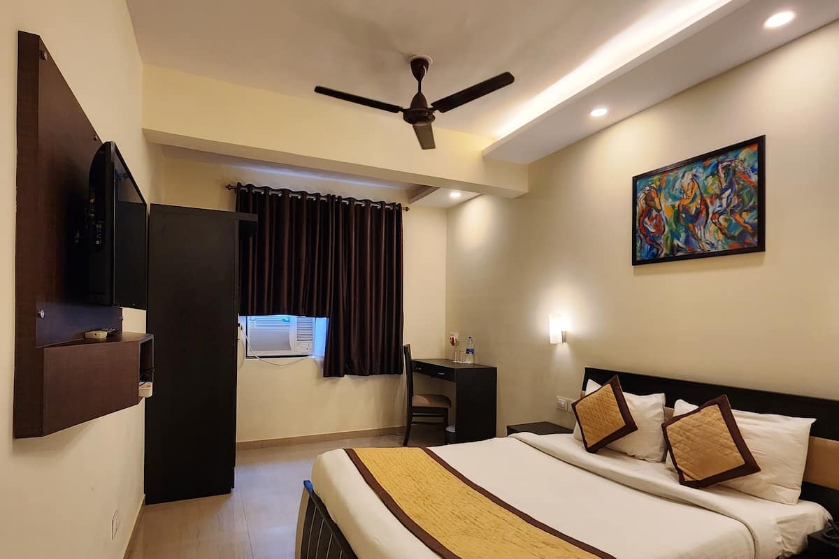 In-room safe, individually furnished, desk, laptop workspace