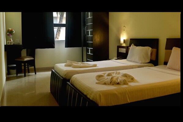 Caja de seguridad en la habitación, muebles diferentes y escritorio 