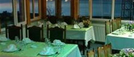 Breakfast, lunch and dinner served