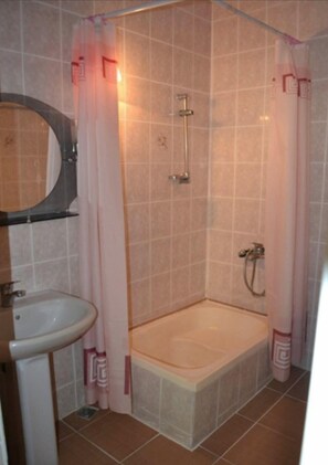 Twin Room | Bathroom | Shower, free toiletries, hair dryer, slippers - Green Ayder Hotel (Ardesen)