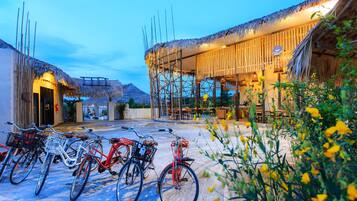 Sarapan prasmanan setiap hari (THB 350 per orang)