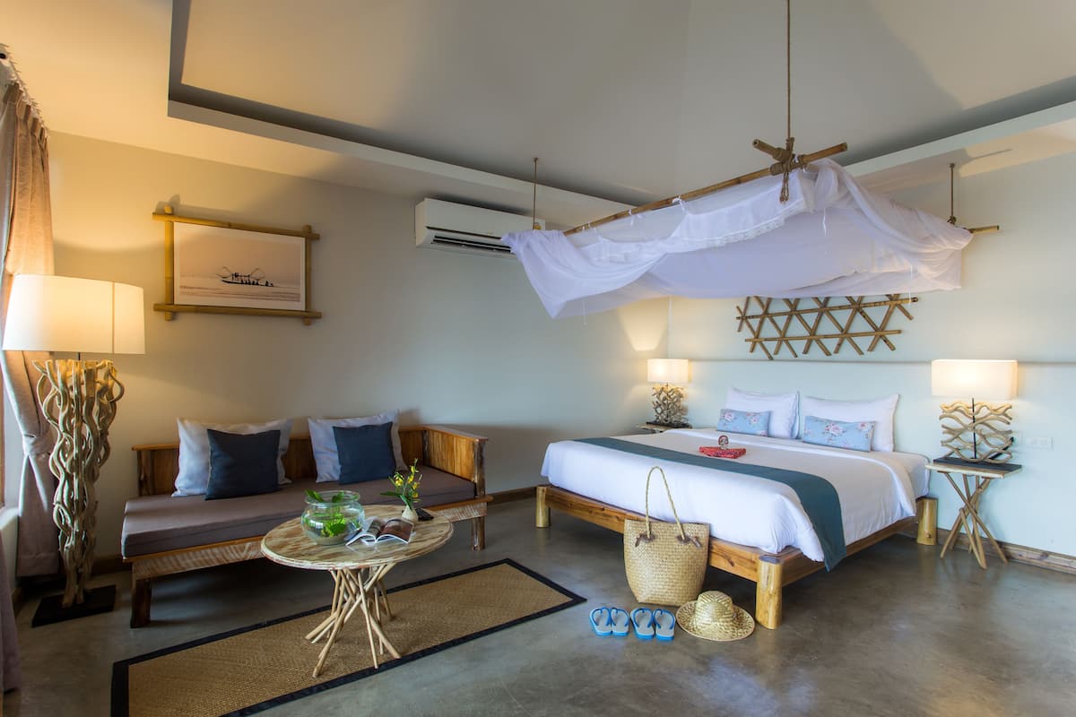 Yor Lagoon - (zone1) | Egyptian cotton sheets, premium bedding, minibar, desk