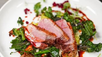 Phục vụ bữa trưa và bữa tối