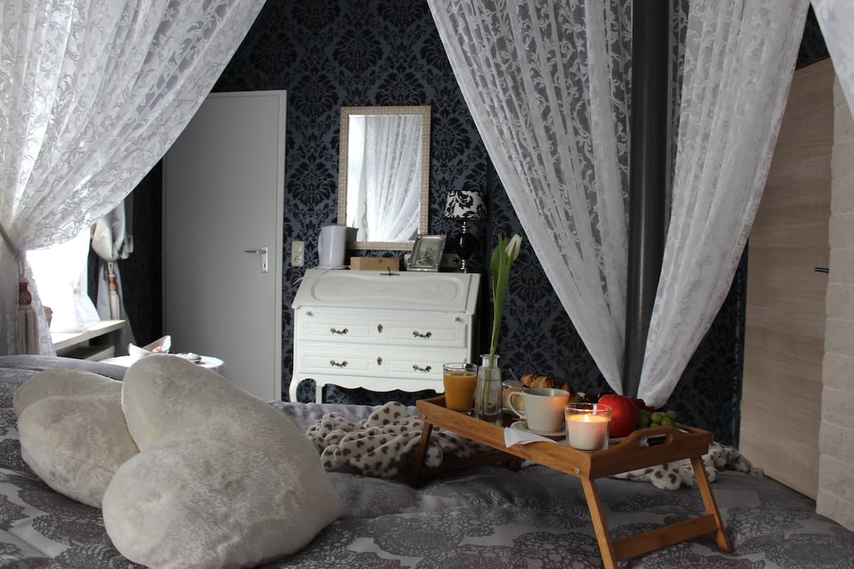 Romantische suite, uitzicht op tuin, in toren | Hypoallergeen beddengoed, een kluis op de kamer, een bureau