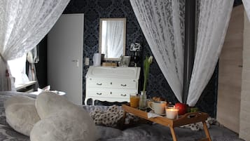 Ropa de cama hipoalergénica y caja de seguridad en la habitación