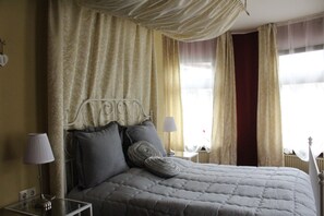 Romantisk dobbeltrom, eget bad, byutsikt | Allergitestet sengetøy, safe på rommet, skrivebord og blendingsgardiner