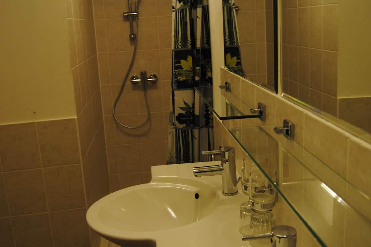 quadruple room, garden view, tower | bathroom | shower, free toiletries, hair dryer, towels