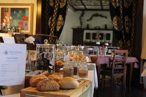 Café da manhã com buffet grátis todos os dias