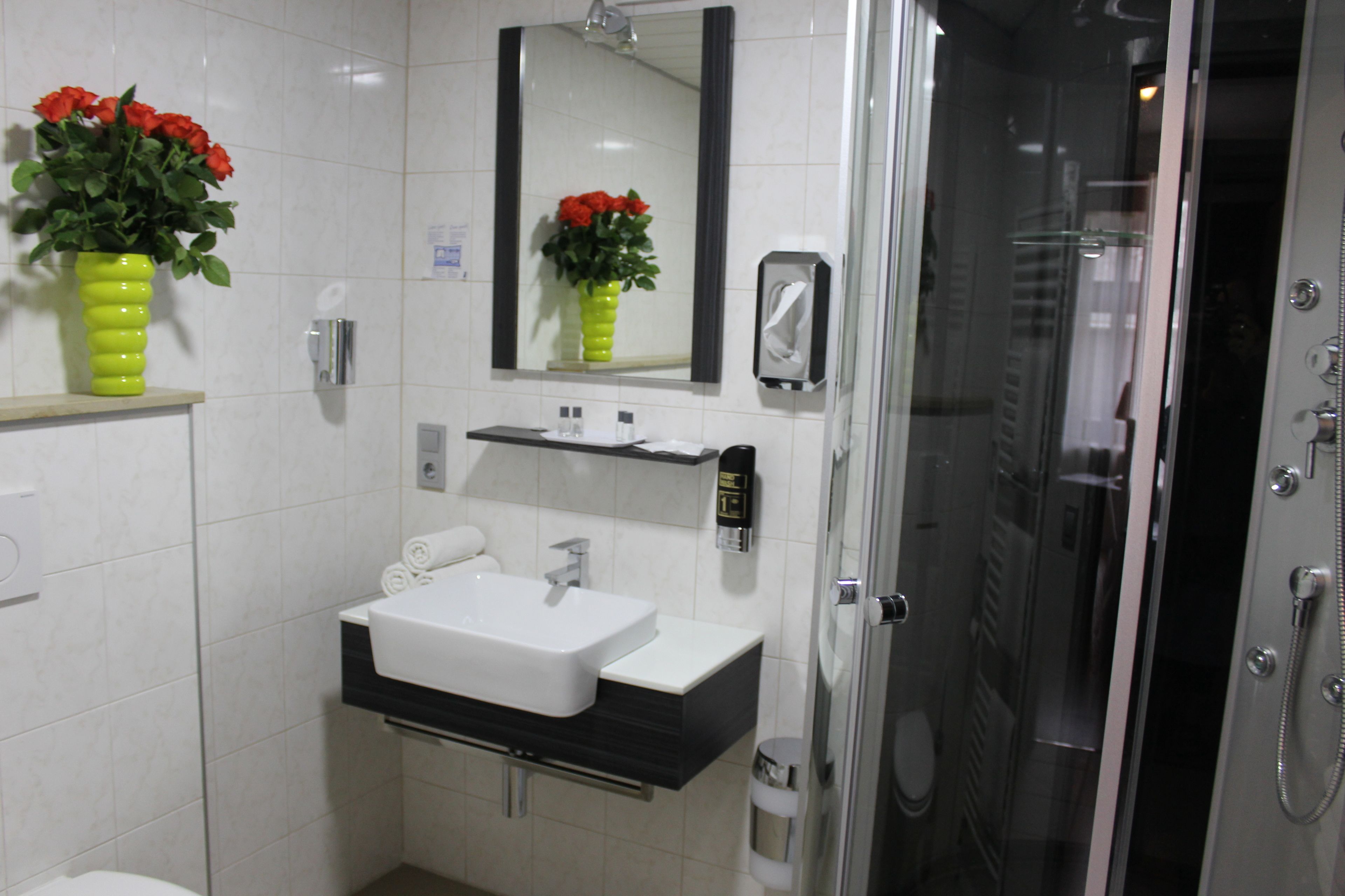 standard triple room, ensuite, city view | bathroom | shower, free toiletries, hair dryer, towels