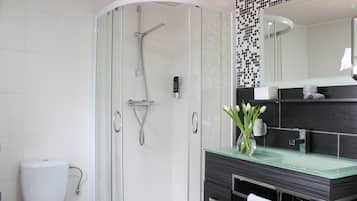 Romantische Suite, Gartenblick, Turm | Badezimmer | Dusche, kostenlose Toilettenartikel, Haartrockner, Handtücher
