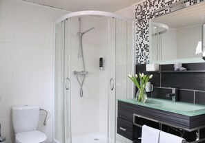 Romantic Suite, Garden View, Tower | Bathroom | Shower, free toiletries, hair dryer, towels - Hotel Simonis (Kobern-Gondorf)