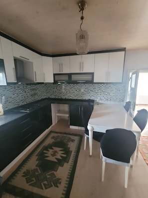 Casa standard, 1 quarto | Cozinha privada | Talheres/pratos/utensílios de cozinha, toalhas de papel
