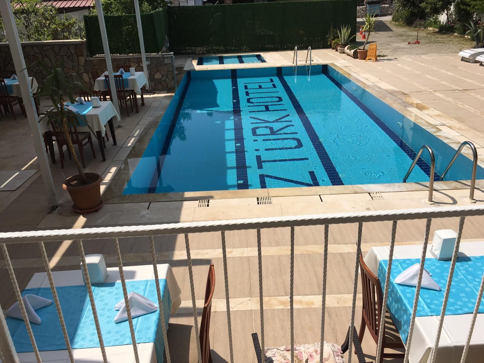 Piscine extérieure (ouverte en saison), chaises longues