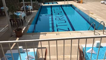 Piscine extérieure (ouverte en saison), chaises longues